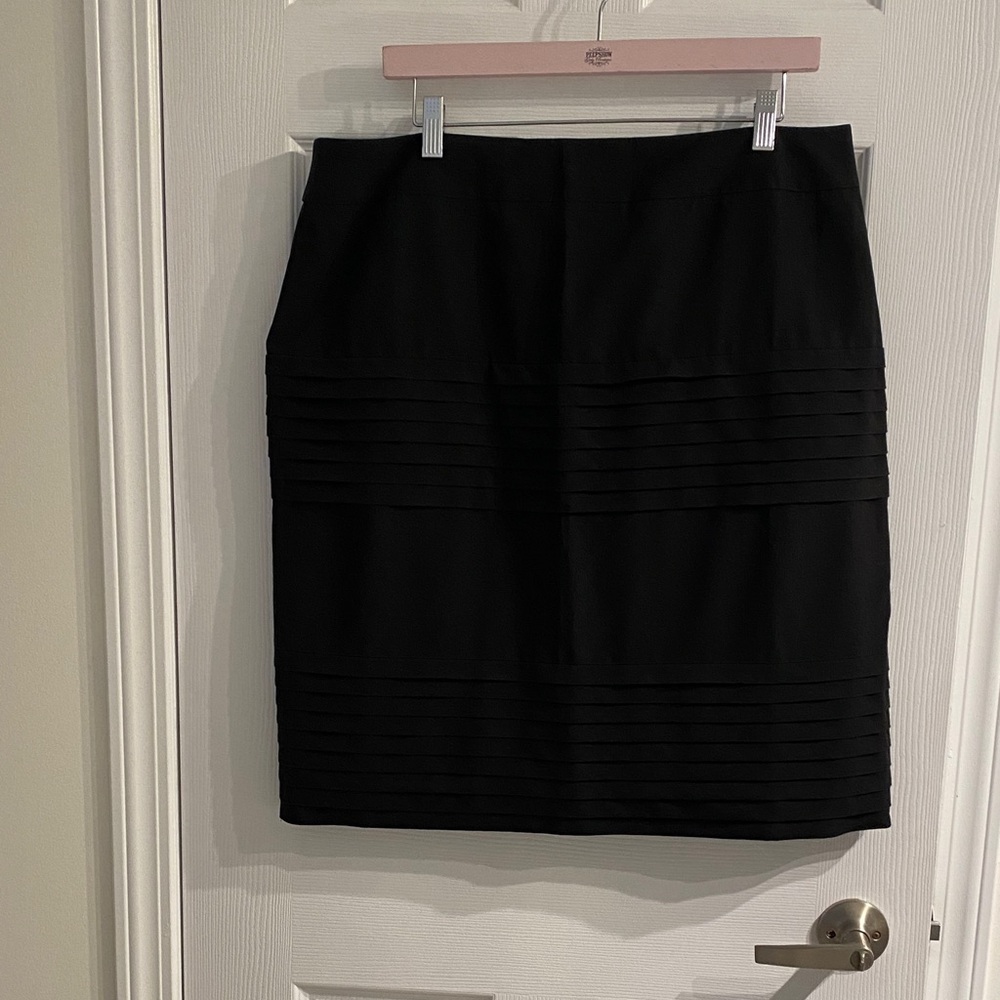 Roz & Ali Black Pencil Skirt w pleated detail, size 16, knee length